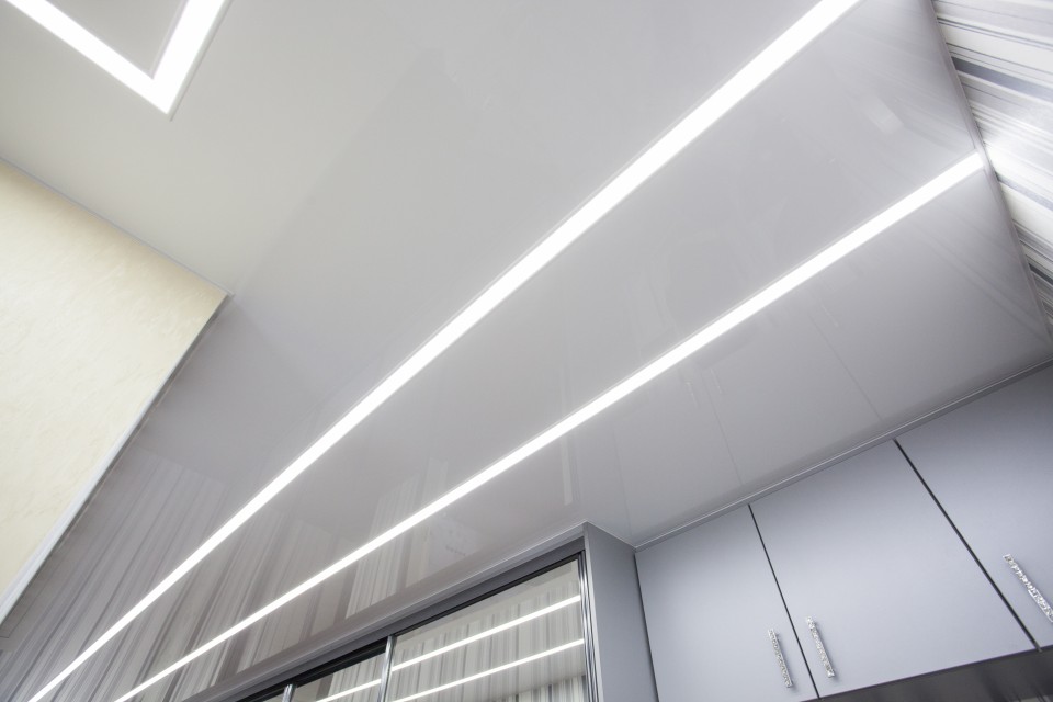Заказать световые потолки с линией света в г. Плёс
